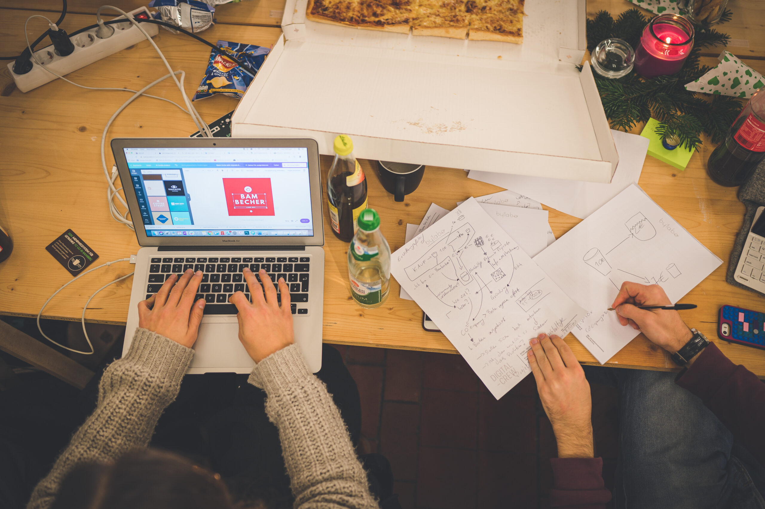 Detailbild zur Zusammenarbeit mit Papier und Stift und Grafik am Notebook (und Pizza)