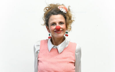 Mut zur roten Nase. Was Caritas-Kollegin Marion Hellebrandt als Klinikclown über das Leben, das Ausprobieren, das Zuhören und das Scheitern lernt.
